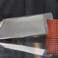 Cadre serti avec renforts en métal déployé et élément filtrant en tricot métallique.