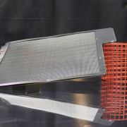 Cadre serti avec renforts en métal déployé et élément filtrant en tricot métallique.