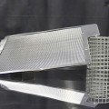 Cadre serti avec renforts en métal déployé et élément filtrant en tricot métallique.