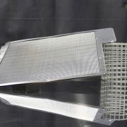 Cadre serti avec renforts en métal déployé et élément filtrant en tricot métallique.